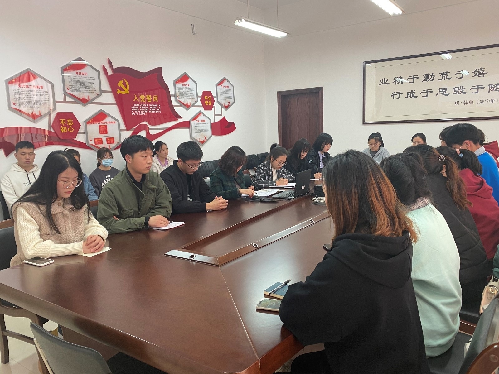 历史文化学院开展“中国精神 中国故事”主题党课.jpg