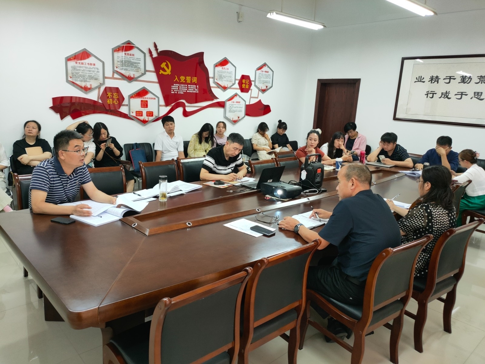 历史文化学院教工党支部召开党纪学习教育交流研讨会.jpg 历史文化学院教工党支部召开党纪学习教育交流研讨会.jpg