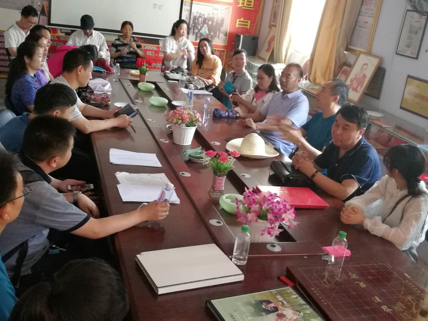 我院党总支组织教工党员赴荥阳市新沟村开展主题党日活动2.jpg 我院党总支组织教工党员赴荥阳市新沟村开展主题党日活动2.jpg