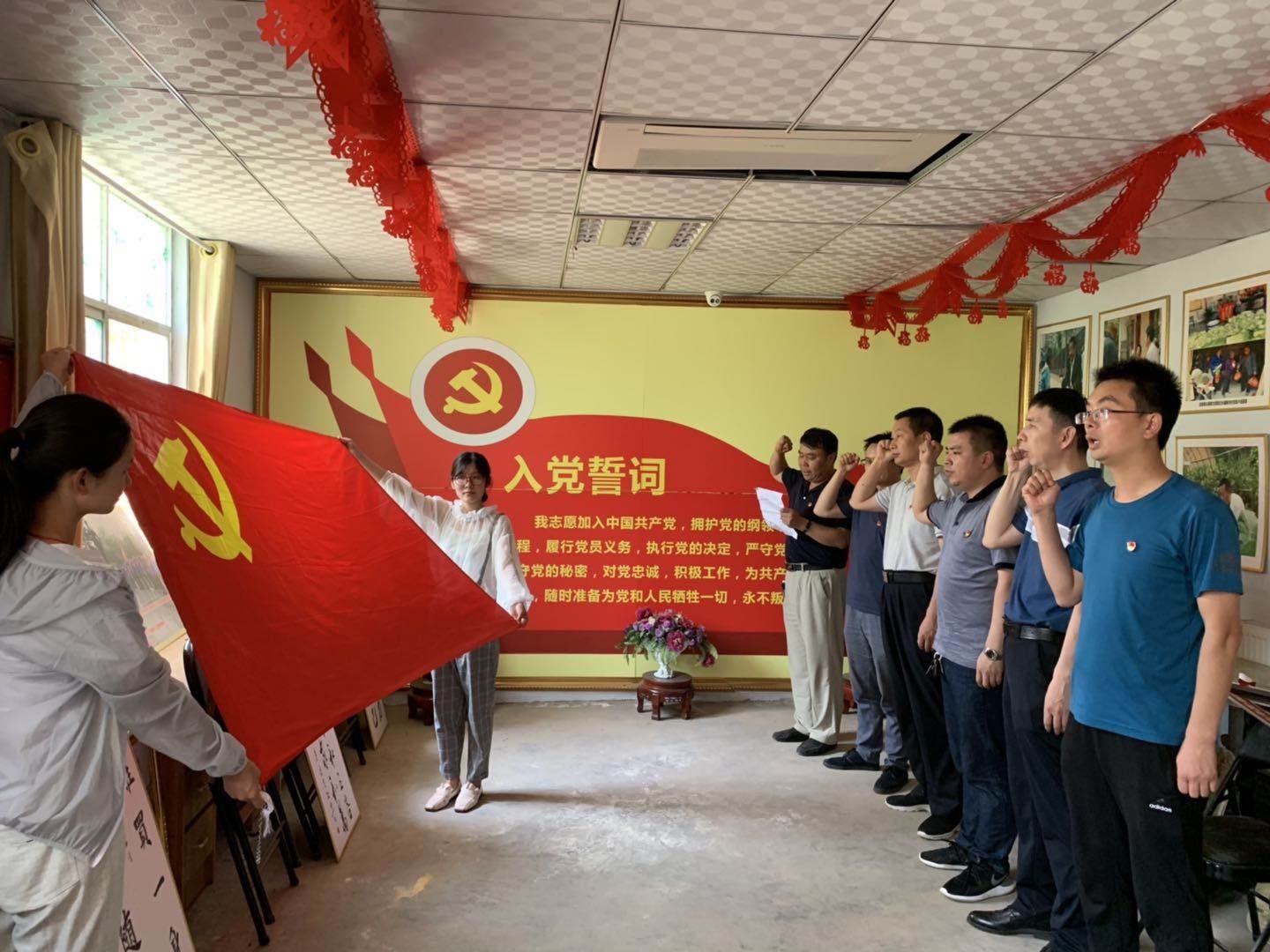 我院党总支组织教工党员赴荥阳市新沟村开展主题党日活动3.jpg 我院党总支组织教工党员赴荥阳市新沟村开展主题党日活动3.jpg