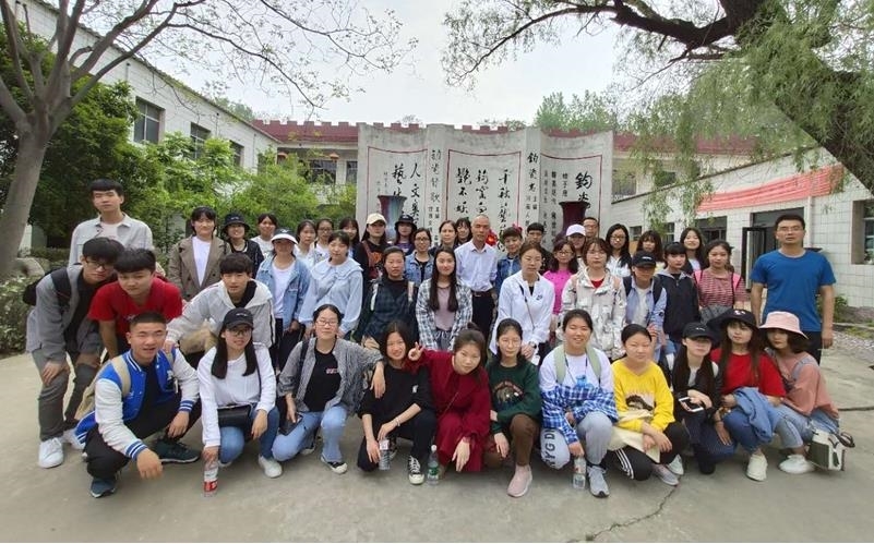 02 B18文化产业管理一班教师、同学与“中国陶瓷艺术大师”苗长强合影.jpg 02 B18文化产业管理一班教师、同学与“中国陶瓷艺术大师”苗长强合影.jpg