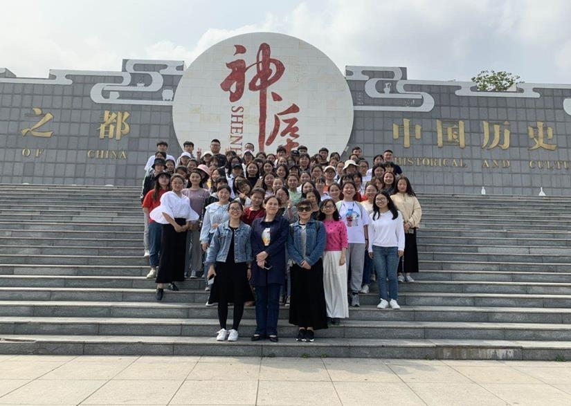 05 结束后带队老师与参与见习的全体同学合影留念.jpg 05 结束后带队老师与参与见习的全体同学合影留念.jpg