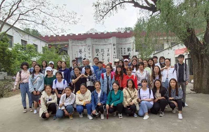 03 B18文化产业管理二班教师、同学与“中国陶瓷艺术大师”苗长强合影.jpg 03 B18文化产业管理二班教师、同学与“中国陶瓷艺术大师”苗长强合影.jpg